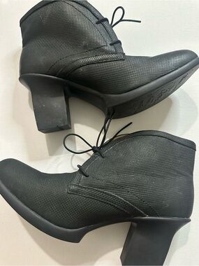 John Fluevog Black Perfect Splendid Lace-Up Textured Ankle Boots Women’s Sz 11